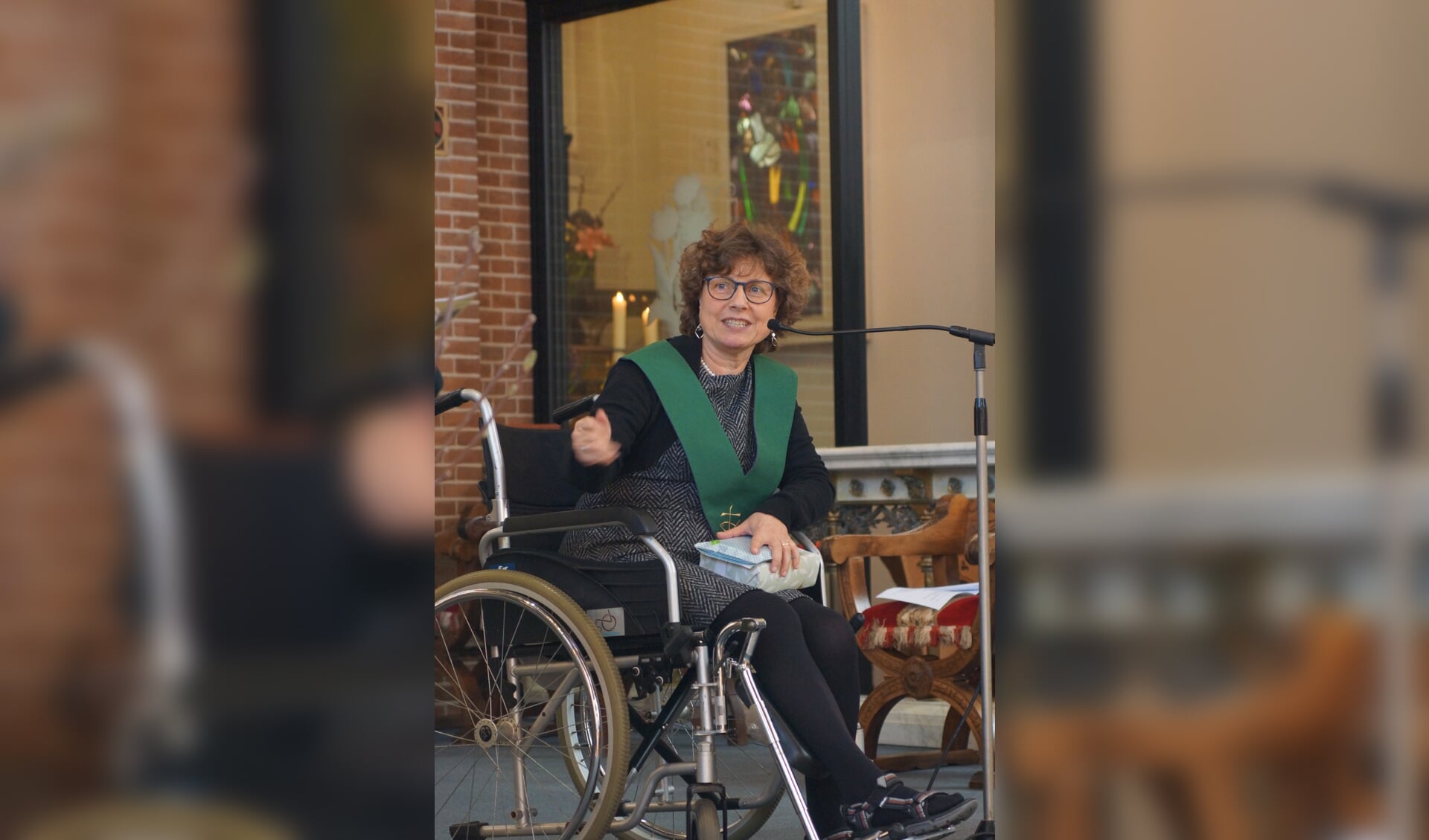 Pastor Marion Claassens bij haar afscheidsviering in de Bartholomeuskerk. Vanwege een ski-ongeluk zit ze in een rolstoel. | Foto: pr.