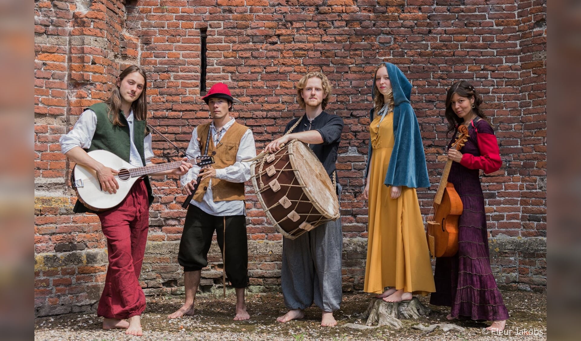 Imbue, een jonge energieke folkband die historische muziek maakt. 