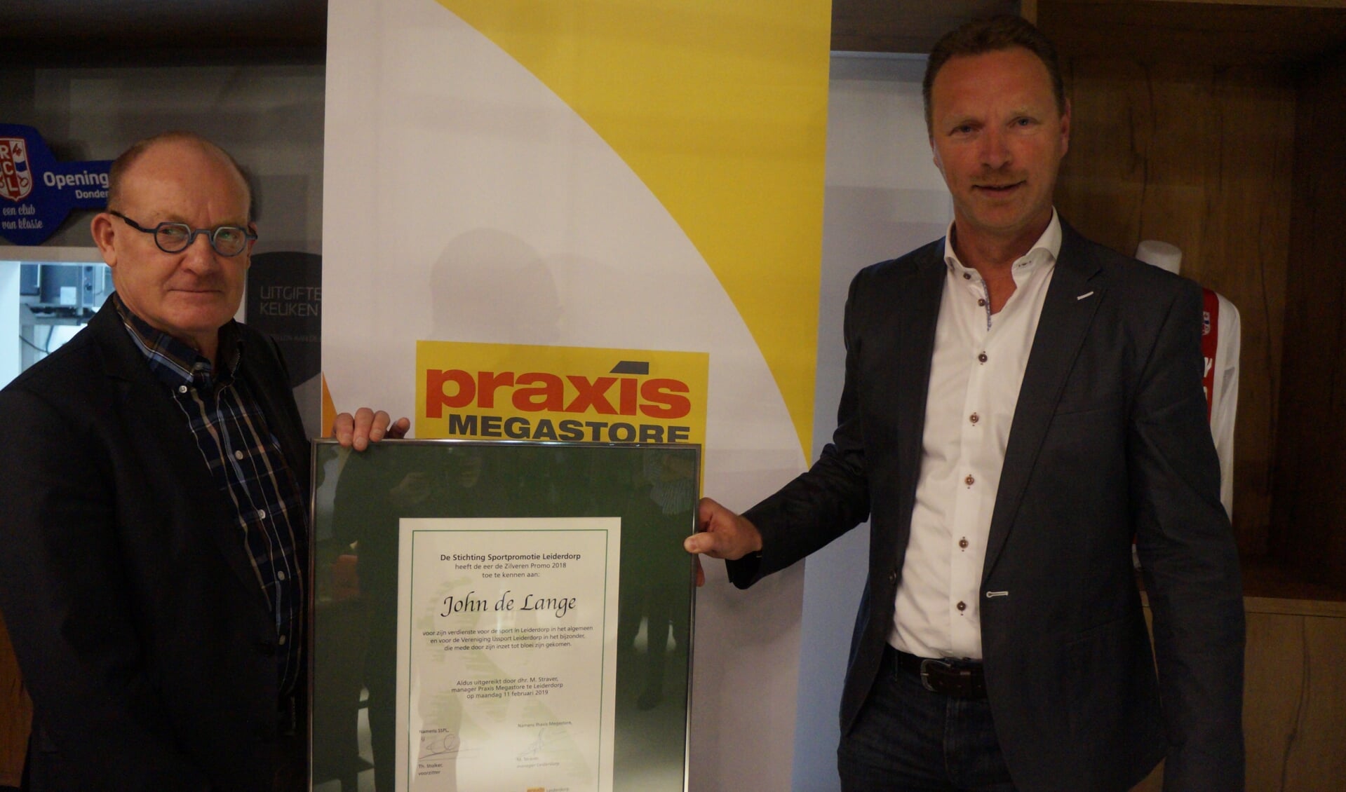 Marco Schraver (r) van Mega Praxis Leiderdorp reikte de Zilveren Promo uit.| Foto: FB
