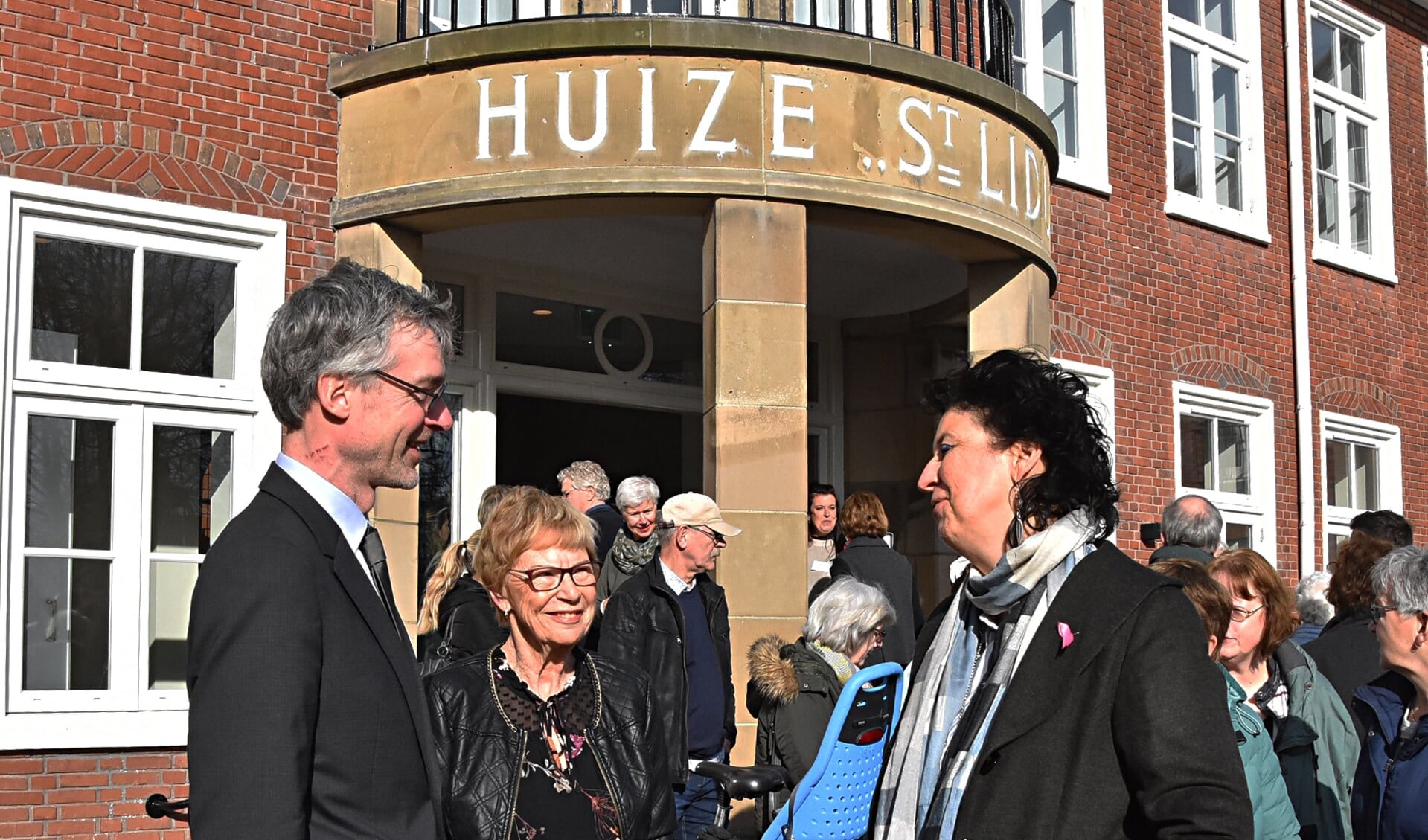 Peter Hulser in gesprek met de dames Keijzer en Siedenburg. | Foto: Piet van Kampen