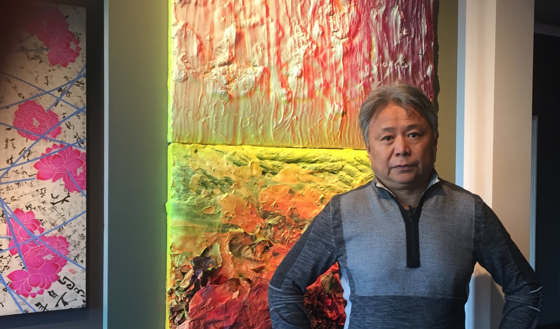 Kunstenaar Zhuang Hong Yi bij een van zijn werken, geïnspireerd op de bollenvelden.