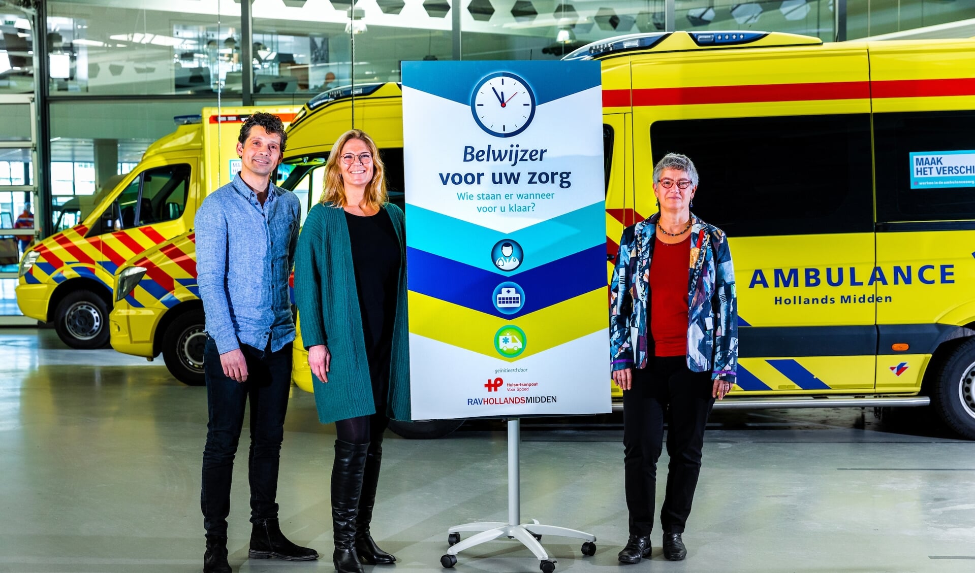 V.l.n.r. Joram van Heijst (beleidsmedewerker RAV Hollands Midden), Marthe Cramer (hoofd Operationele Dienst RAV Hollands Midden) en Marjolijne Hanegraaf (directeur Huisartsenpost Midden-Holland) lanceren voorlichtingscampagne 'Belwijzer voor uw zorg'.