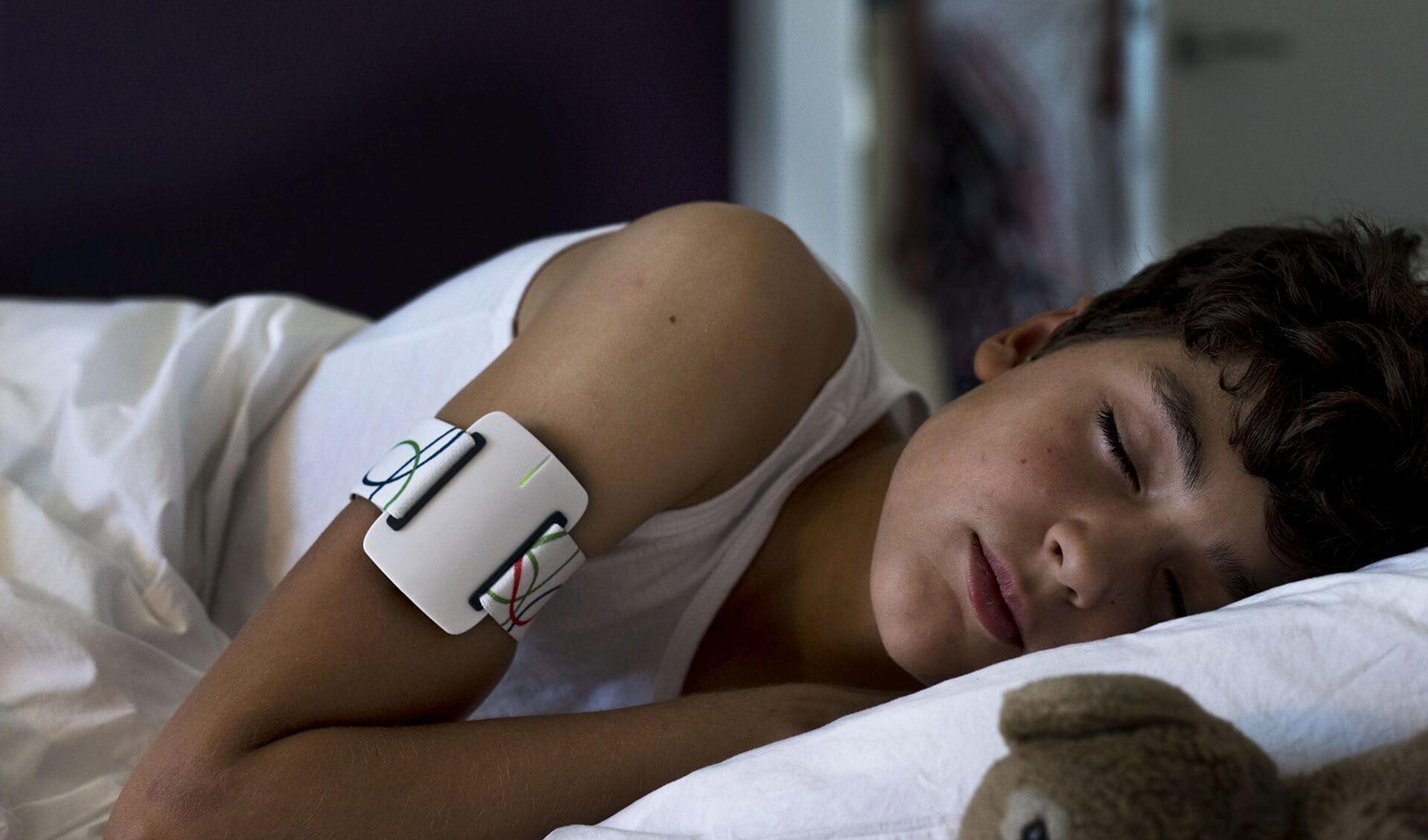 De Nightwatch die aanvallen van epilepsie kan herkennen en dan een waarschuwing uitstuurt, wordt als een armband gedragen.