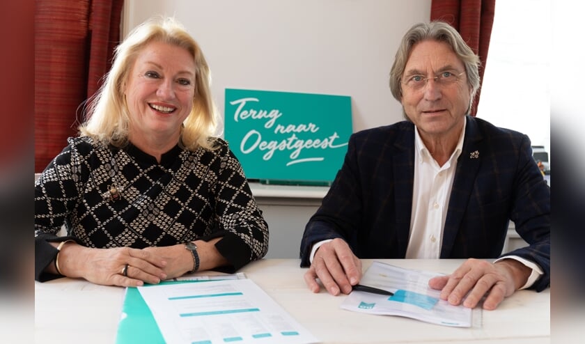 <p>Dorpsmarketeer Marjolijn van der Jagt en voorzitter stichting Dorpsmarketing Oegstgeest Hans Ludo van Mierlo. | Archieffoto Wil van Elk</p>