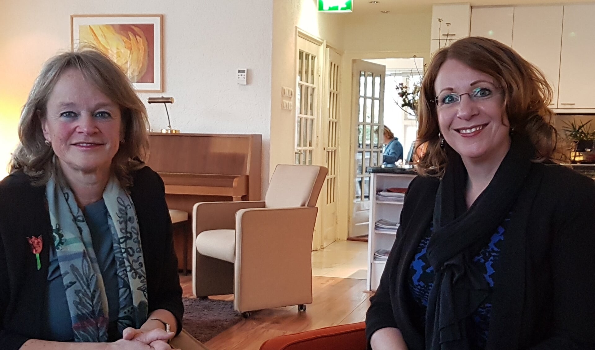 Lies Spruit (links) en Carla Breuer bezochten Adamas Inloophuis voor een nadere kennismaking.