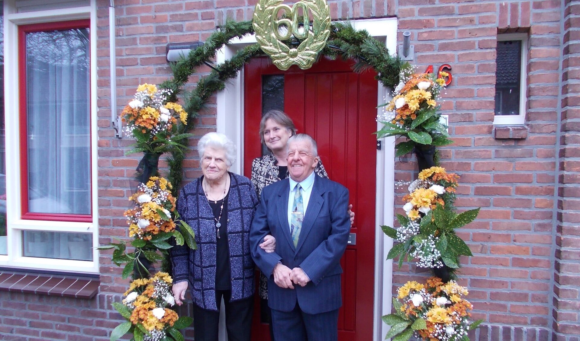 Kees en Tiny de Kan-Uitendaal met burgemeester Jon Hermans- Vloedbled. | Foto: Piet de Boer.