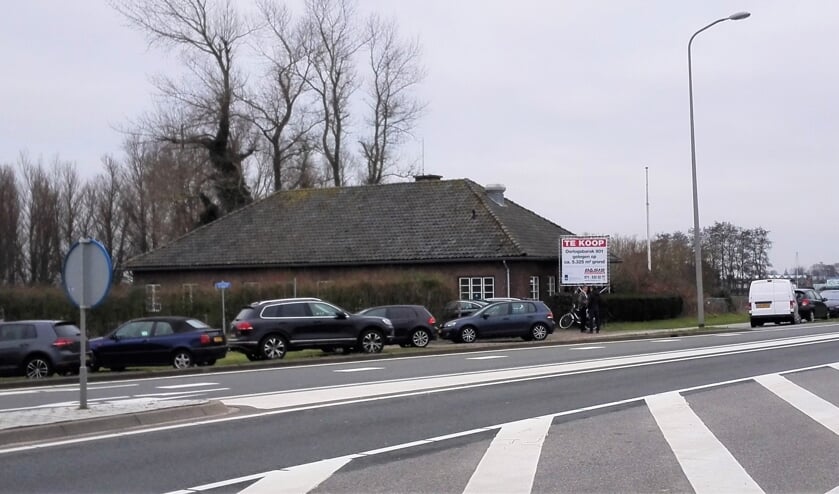 Tientallen belangstellenden hebben vanochtend gekeken in de eerste 'oorlogsbarak' die te koop staat.