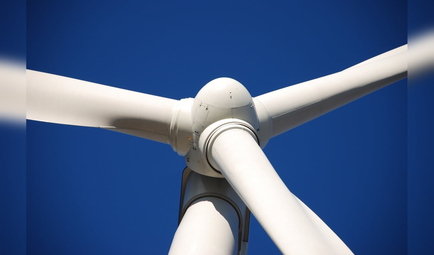 AkzoNobel heeft de plannen voor de plaatsing van twee windmolens op het eigen terrein tot december 2019 opgeschort. | Foto: pr.