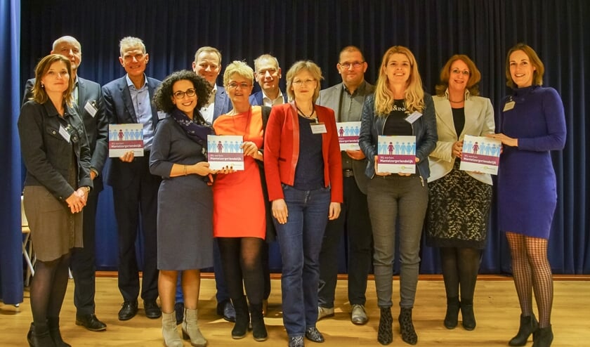 De werkgevers met de erkenning dat hun organisatie mantelzorgvriendelijk is.