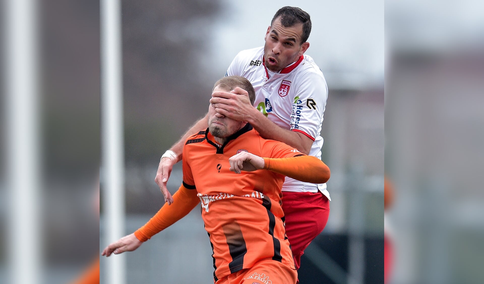 Bryan Jongeneel van Stedoco heeft ruzie met Brayen Bröcker. | Foto: OrangePictures