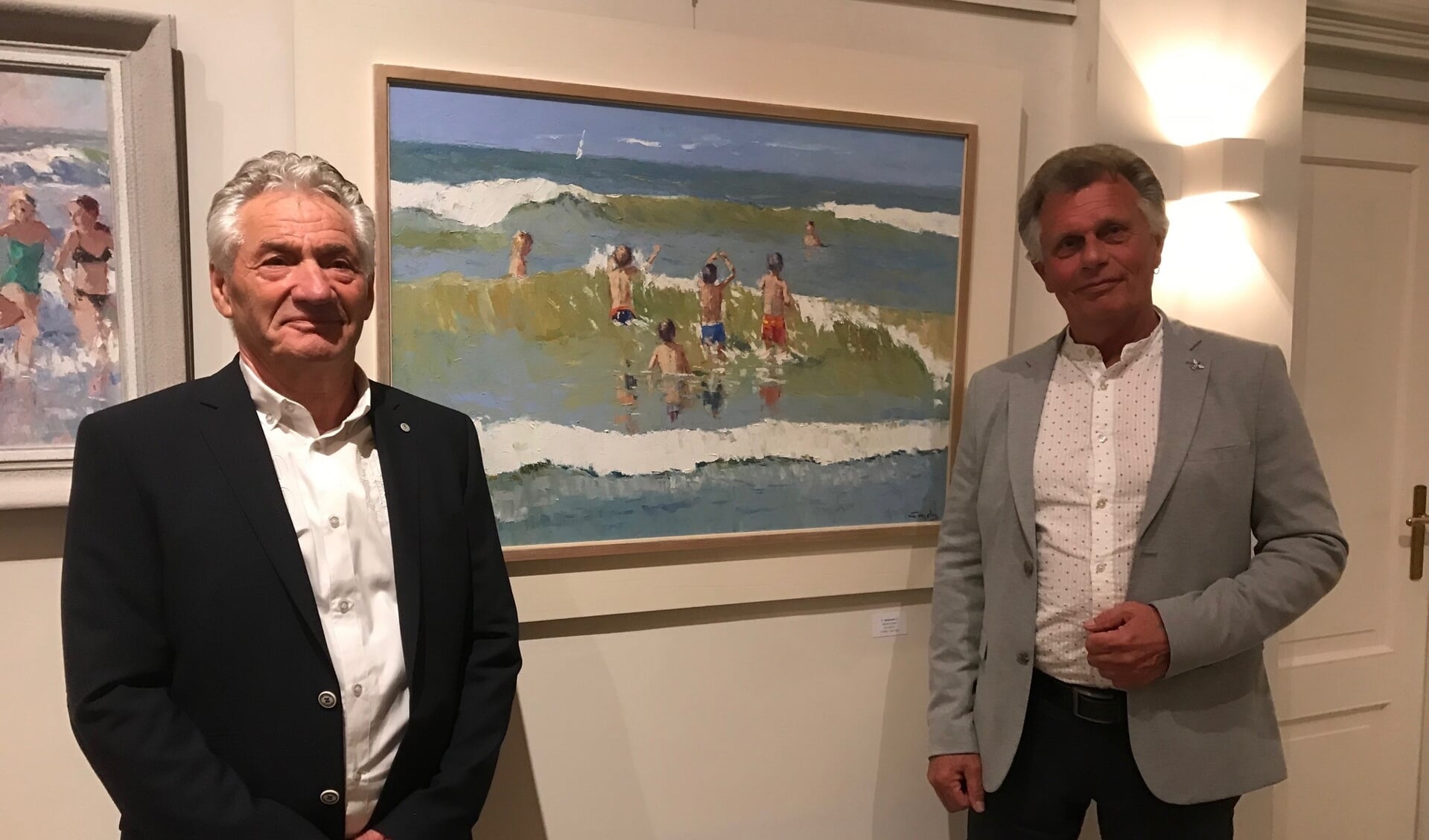 Theo Sanders en Niek van der Plas tijdens de opening van de expositie in Gouda. 