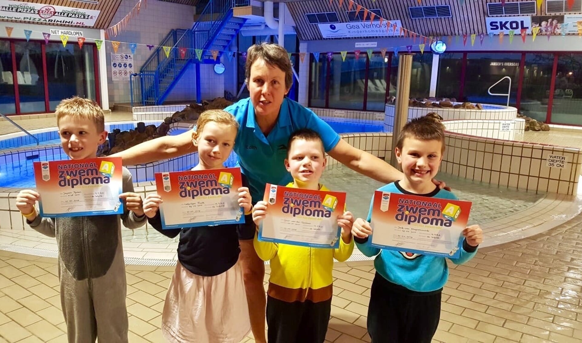 Jack, Jayson, Guus en Cathelijne met hun zwemdiploma A. | Foto: pr.