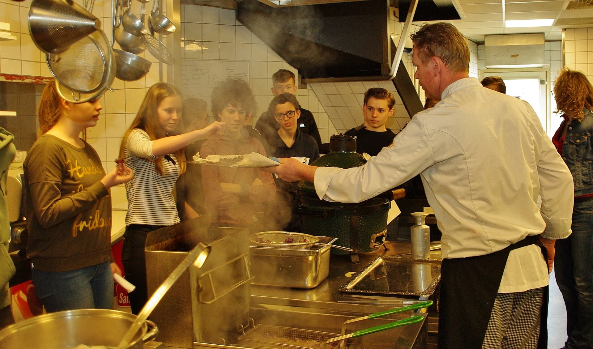 De leerlingen proefden onder andere chips van aardappeltruffel bij De Jonker. | Foto Willemien Timmers