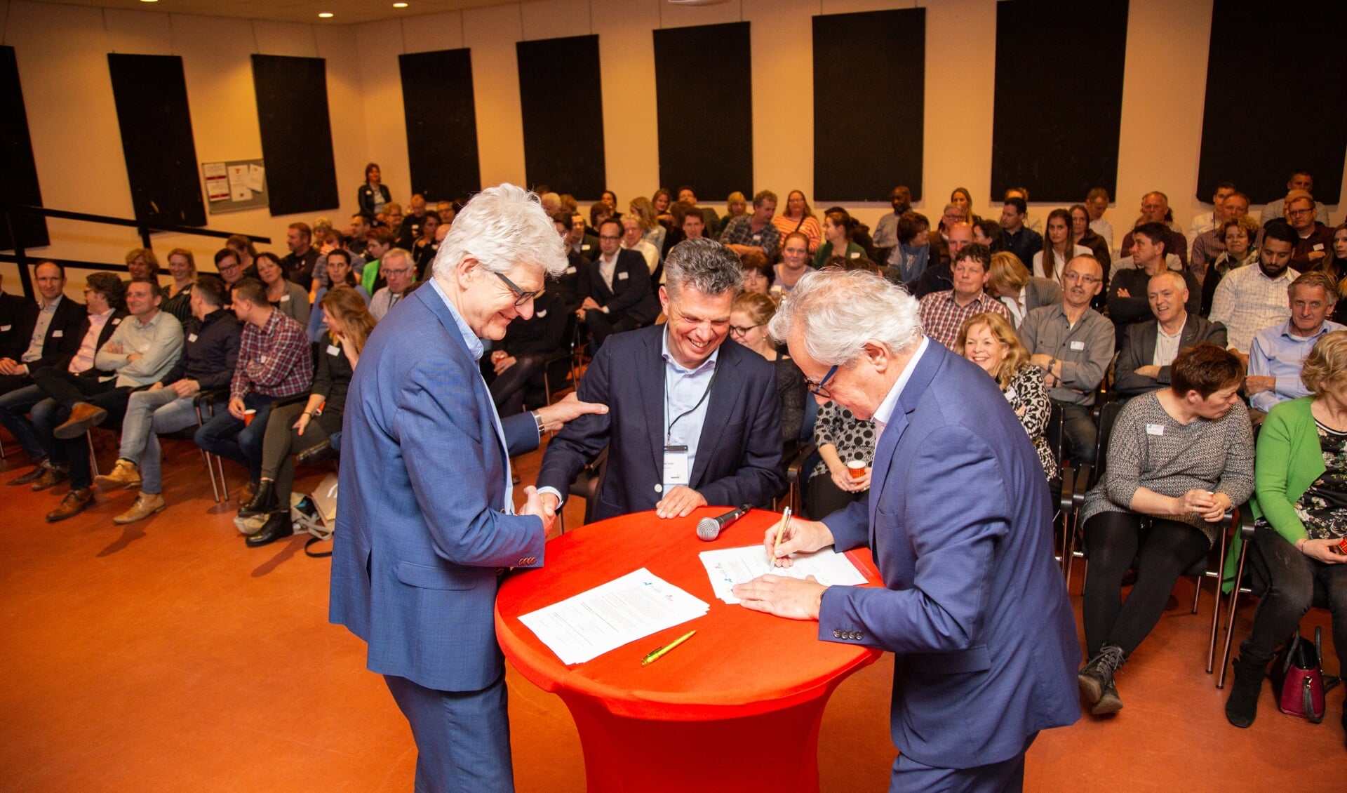 De bestuurders Hans Al (Stek), Willem van Duijn (NWS) en Peter Pinkhaar (Vooruitgang) ondertekenen de intentieovereenkomst voor de fusie.