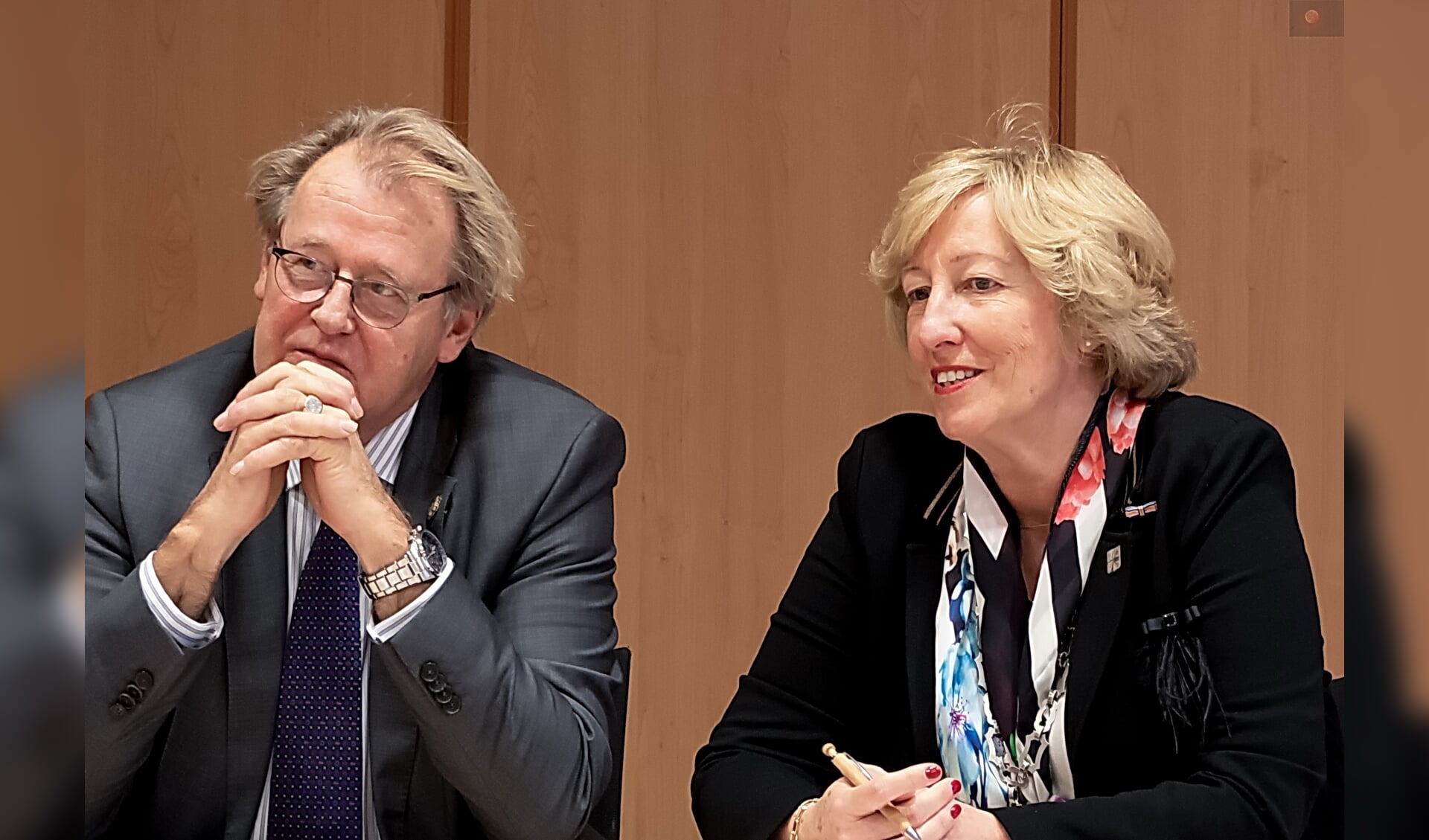 Commissaris van de Koning Jaap Smit en burgemeester Laila Driessen in het Leiderdorpse gemeentehuis tijdens de persconferentie na afloop van het werkbezoek van Smit aan Leiderdorp. 
