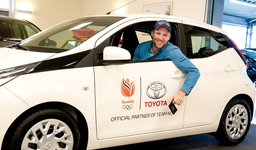 Boudewijn Röell probeert zijn auto uit in de showroom van Van Haasteren Motors aan de Touwbaan in Leiderdorp. | Foto: J.P. Kranenburg