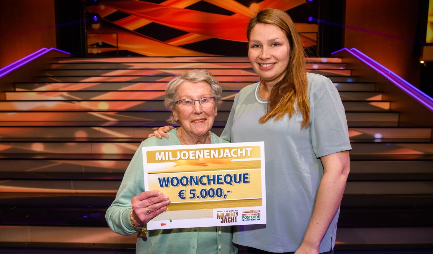 Marie (links) won wooncheque van 5.000 euro bij Postcode Loterij Miljoenenjacht (samen met kleindochter). | Foto Roy Beusker Fotografie