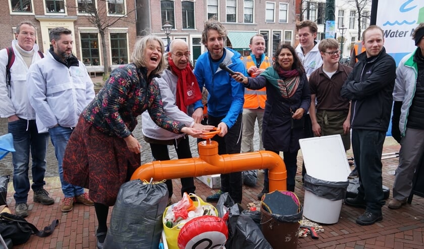 Duurzaamheidswethouder Martine Leewis, Water Natuurlijk Lijsttrekker Waldo von Faber en Plastic Soup Surfer Merijn Tinga – lijstduwer voor Water Natuurlijk - draaien de plastickraan dicht. Links op de foto Water Natuurlijk kandidaten Ad Faasse en Enrico van Dijk (resp. nr. 4 en 3 op de kieslijst), r