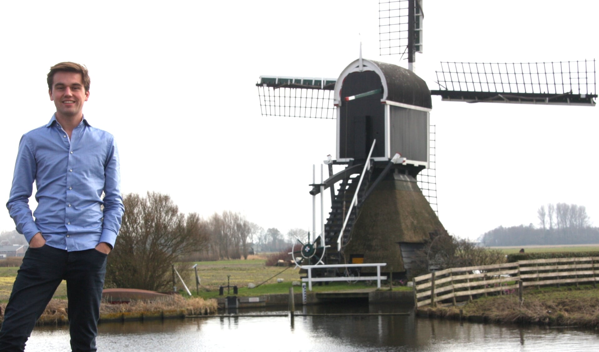 Bas Knapp bij de molen in de Hoogeveense polder: Richten op de kerntaken van het Waterschap. | Foto: W. Siemerink
