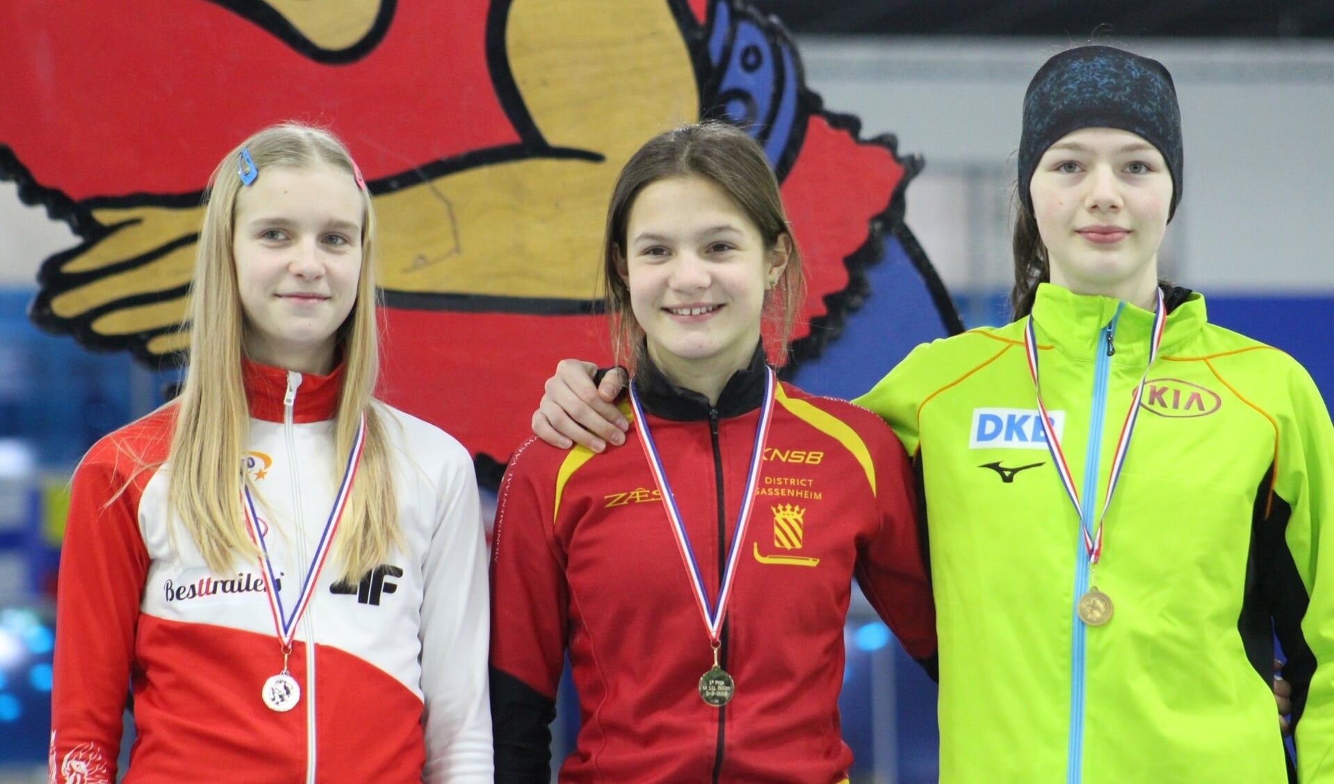 Angel Daleman (midden) is in haar leeftijdscategorie op dit moment de beste schaatsster van Nederland en Europa.