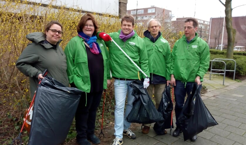 De opruimploeg van GroenLinks met in het midden fractievoorzitter Bob Vastenhoud en links naast hem raadslid Jeannette Hofman-Züter.