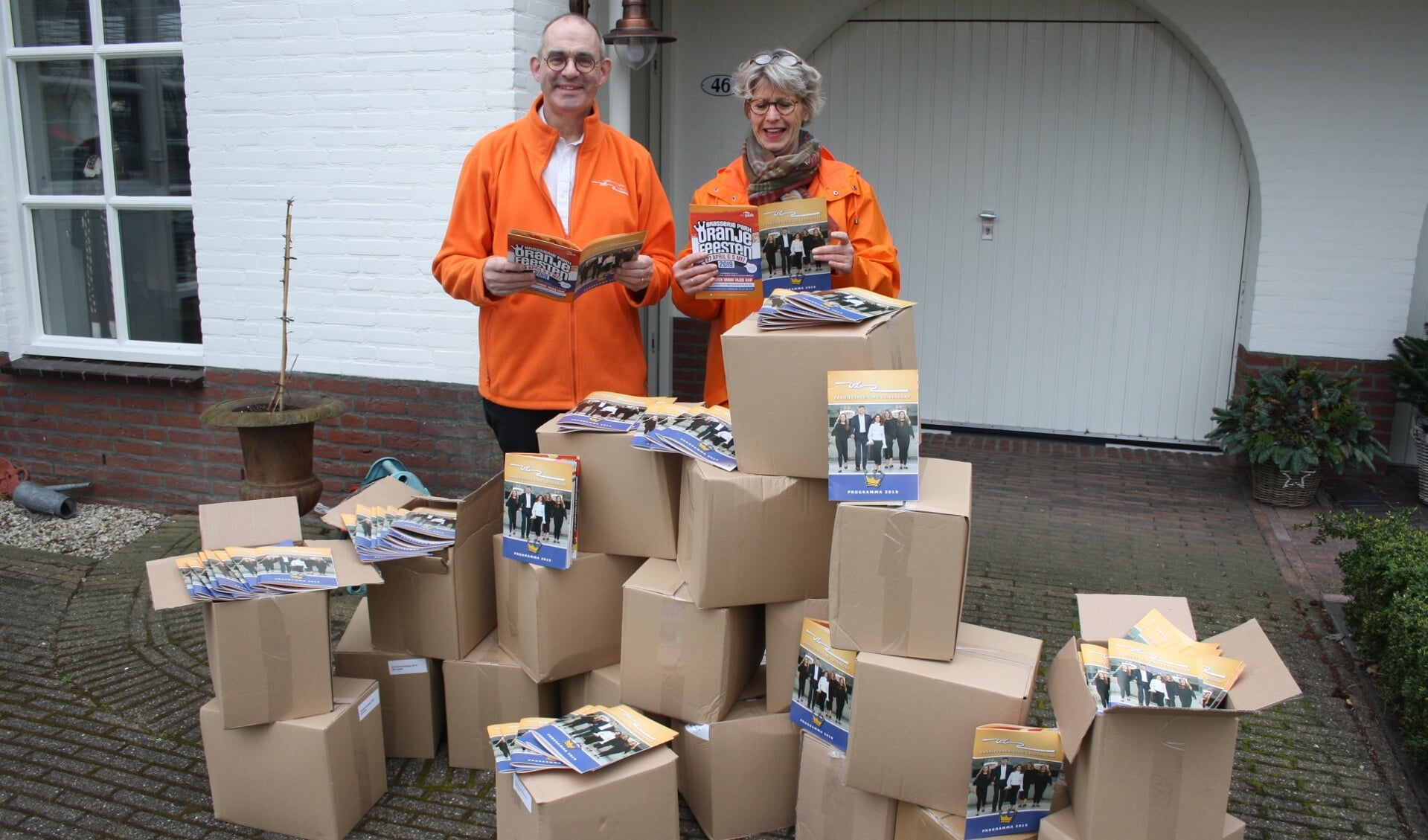 Voorzitter Hans Kruidenberg en bestuurslid Rina Cooijmans van de Oranjevereniging Leiderdorp met de eerste Oranjeboekjes 2019. | Foto: PR