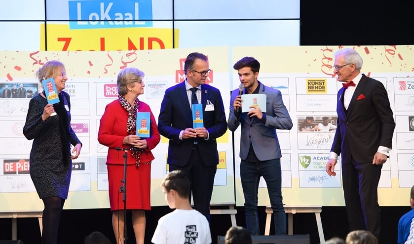Wethouder Jacco Knape (midden) krijgt het project overgedragen van gedeputeerde Ben de Reu.