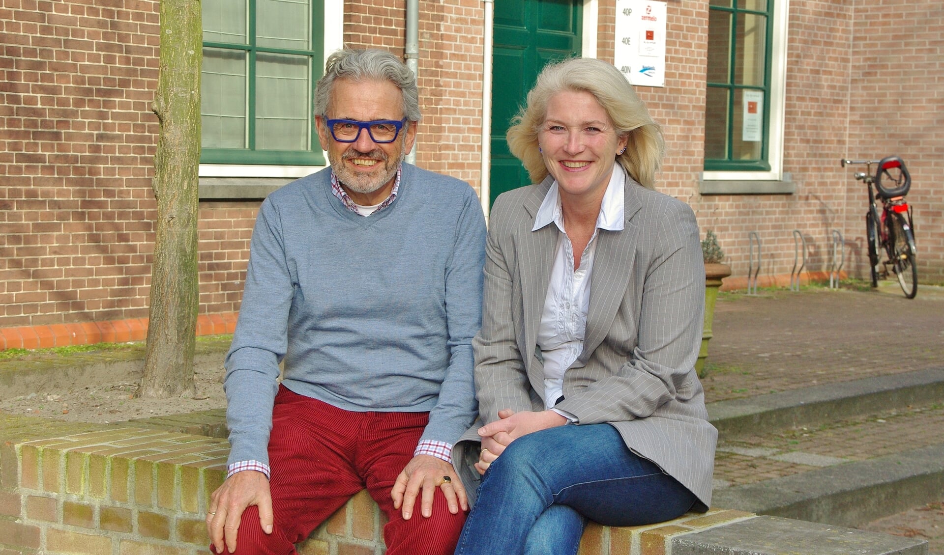 Joop Verdonk geeft met een gerust hart de voorzittershamer door. | Foto Willemien Timmers