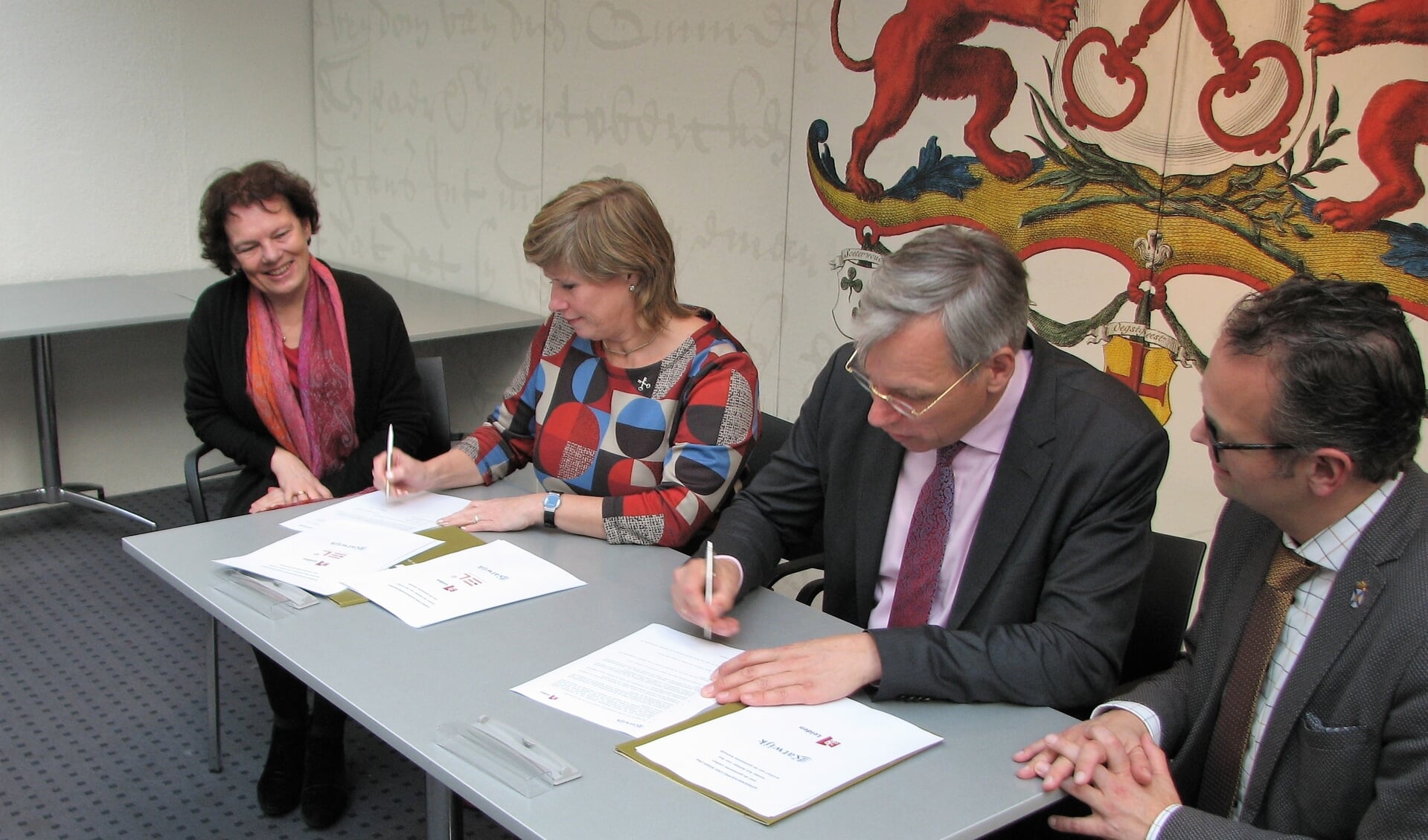 Ondertekening van de overeenkomst. 