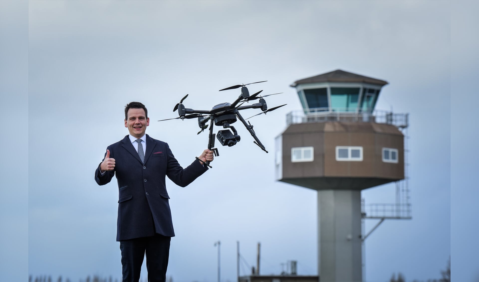 Wethouder Gerard Mostert, op locatie Valkenburg met een drone van Aerialtronics, gevestigd in Unmanned Valley Valkenburg. | Foto: pr.
