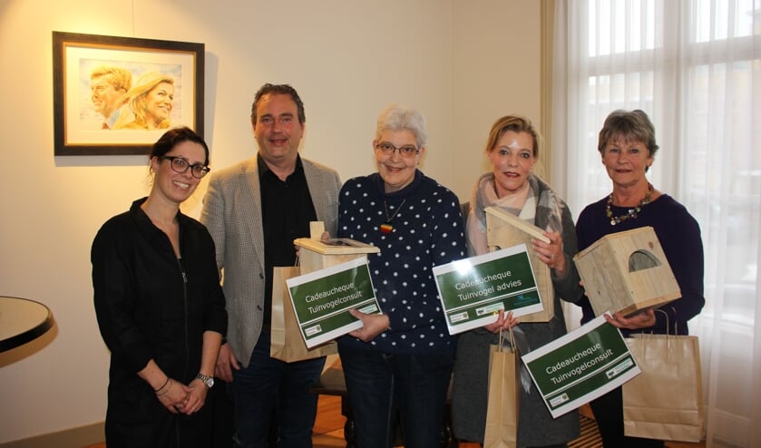 Wethouder Jan van Rijn met rechts naast zich de trotse winnaars van de vogelfotowedstrijd.