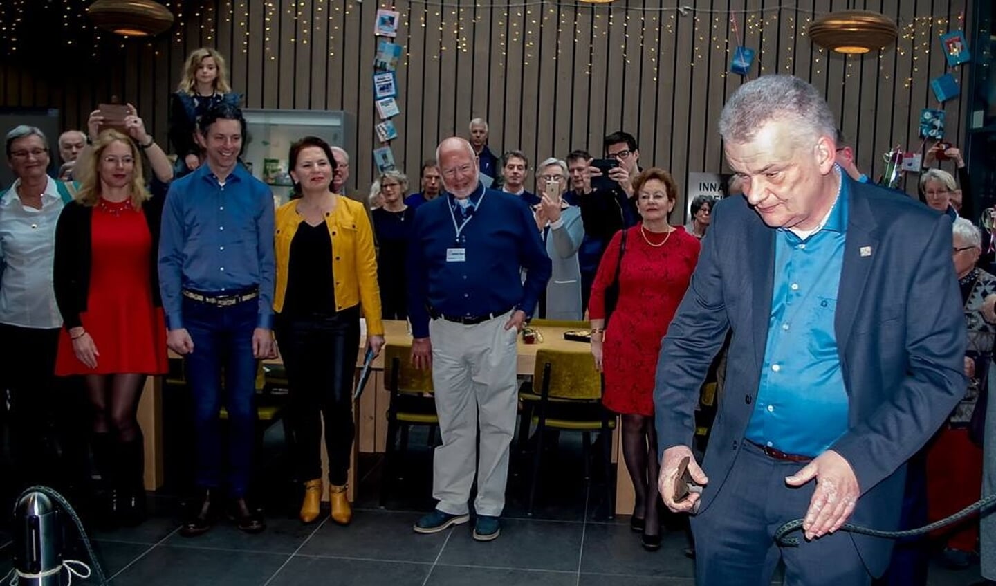 Wethouder Daan Binnendijk opent de tentoonstelling met het doorknippen van een Merovingisch lint.