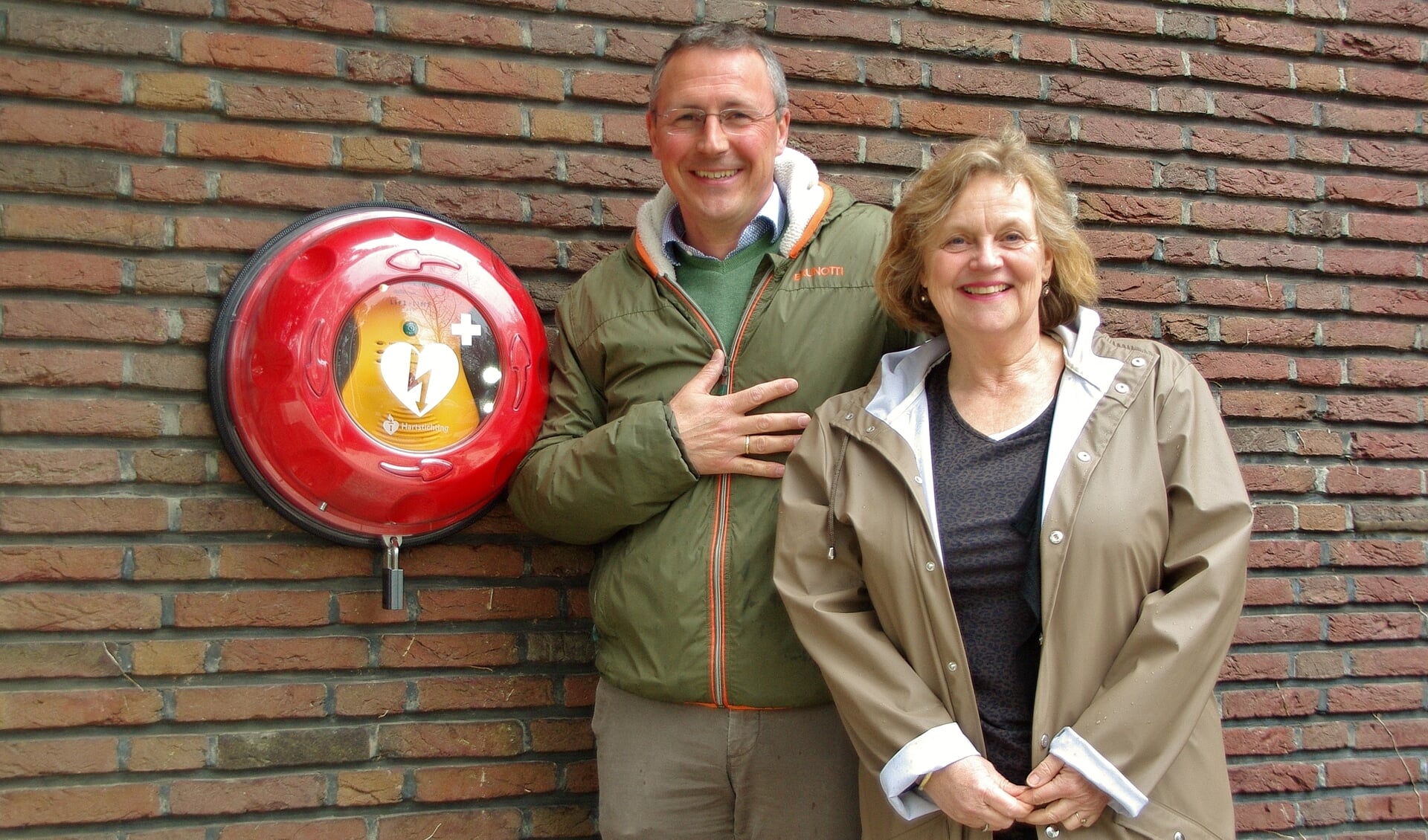 Dirk Jan de Ruijter en Fieke Sjoukes bij de AED aan de buitenkant van de Regenboogkerk in de Mauritslaan. | Foto Willemien Timmers