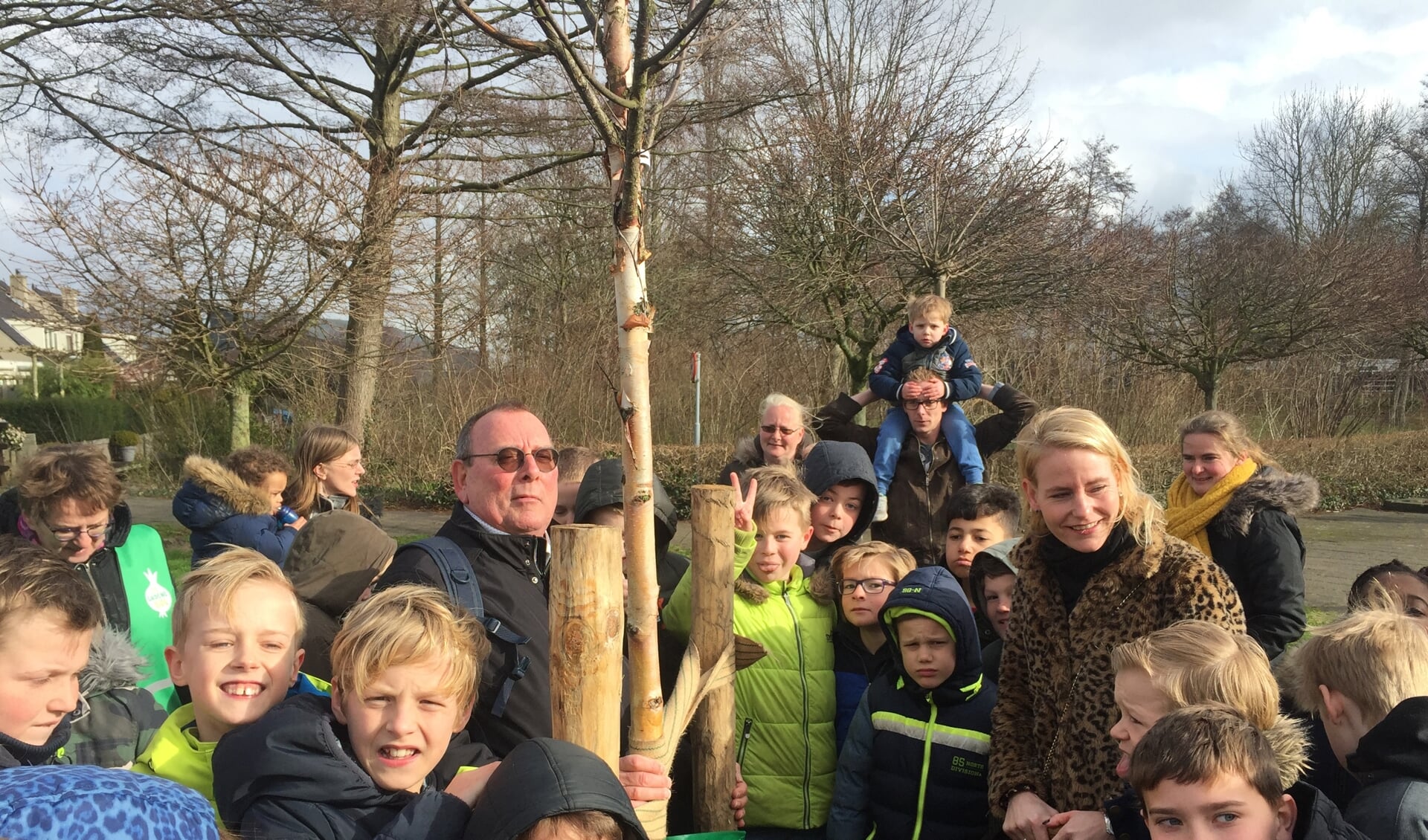 Onder toeziend oog van Nico Sluijmer plantten Van der Laan en de leerlingen 18 bomen. 