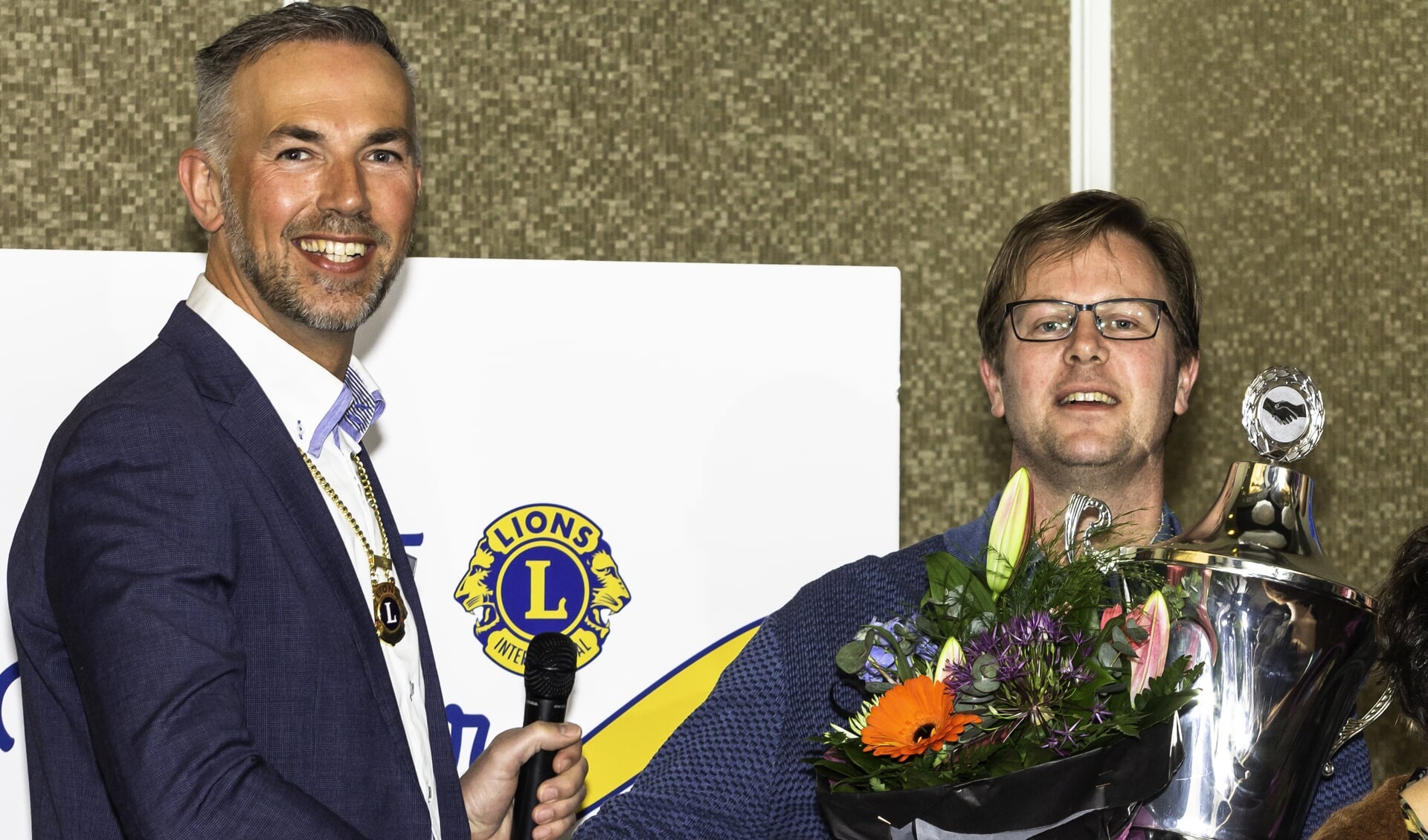 Voorzitter Alex Omtzigt feliciteert Ronald van Ruiten met de winst van zijn team. | Foto: pr./Frans Eijck