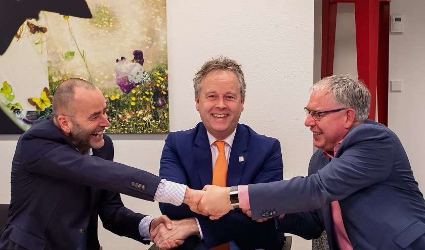 V.l.n.r. directeur Marcel Pfaff van Ballast Nedam West, wethouder Willem Joosten en directeur bestuurder Chrétien Mommers van Rijnhart Wonen feliciteren elkaar met het ondertekenen van het contract voor de realisatie van de nieuwbouw op de Driemasterlocatie.