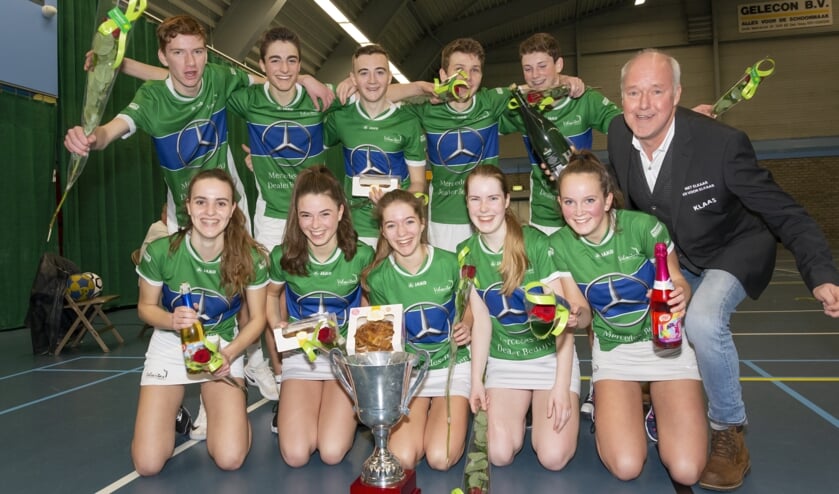 Robin Bakker, Marloes de Groot, Gwen Haasnoot, Lars Husken, Guusje van Leeuwen, Ivo Ridder, Quinn Theunissen, Kim Breedveld, Ruben van de Bosch en Lilian van Herwijnen zijn de kampioenen van B1. Links coach Klaas Bosman (niet op de foto: Mitchell de Boer).