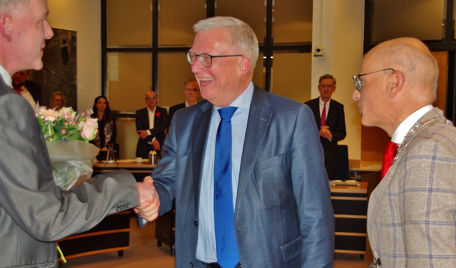 Peter Glasbeek (midden) wordt gefeliciteerd door griffier Fred Kromhout en burgemeester Emile Jaensch. | Foto's Willemien Timmers