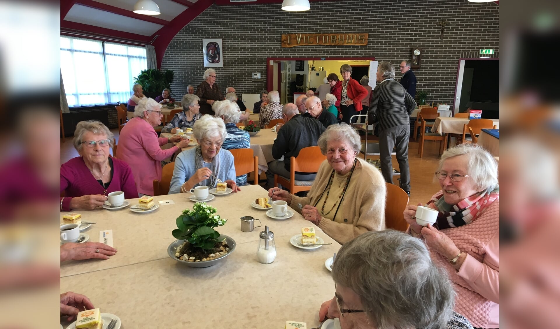 De bezoekers van de Zonnebloemmiddag genieten van een kopje koffie en petit fours. | Foto: pr.