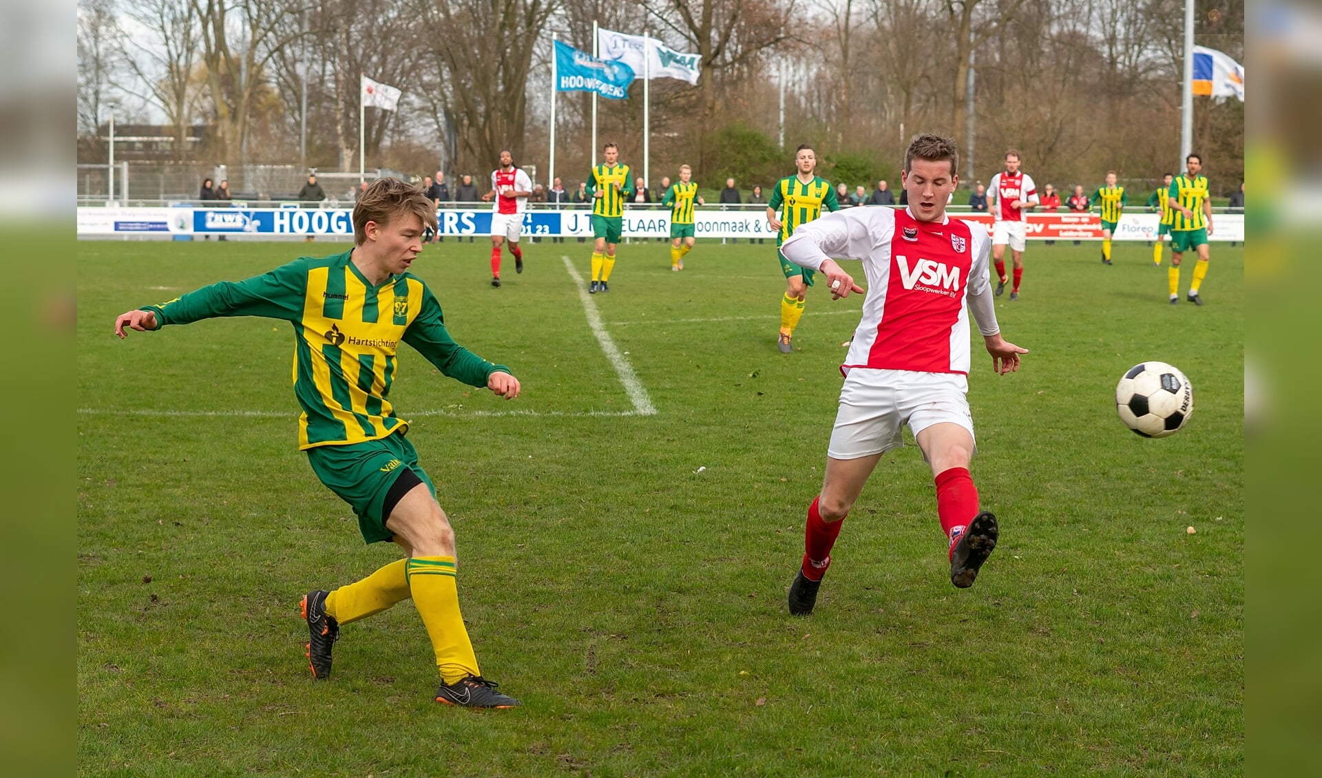 Ewoud Kroneman van RCL in duel met Voorschoten'97 speler Peer van Paasen. 