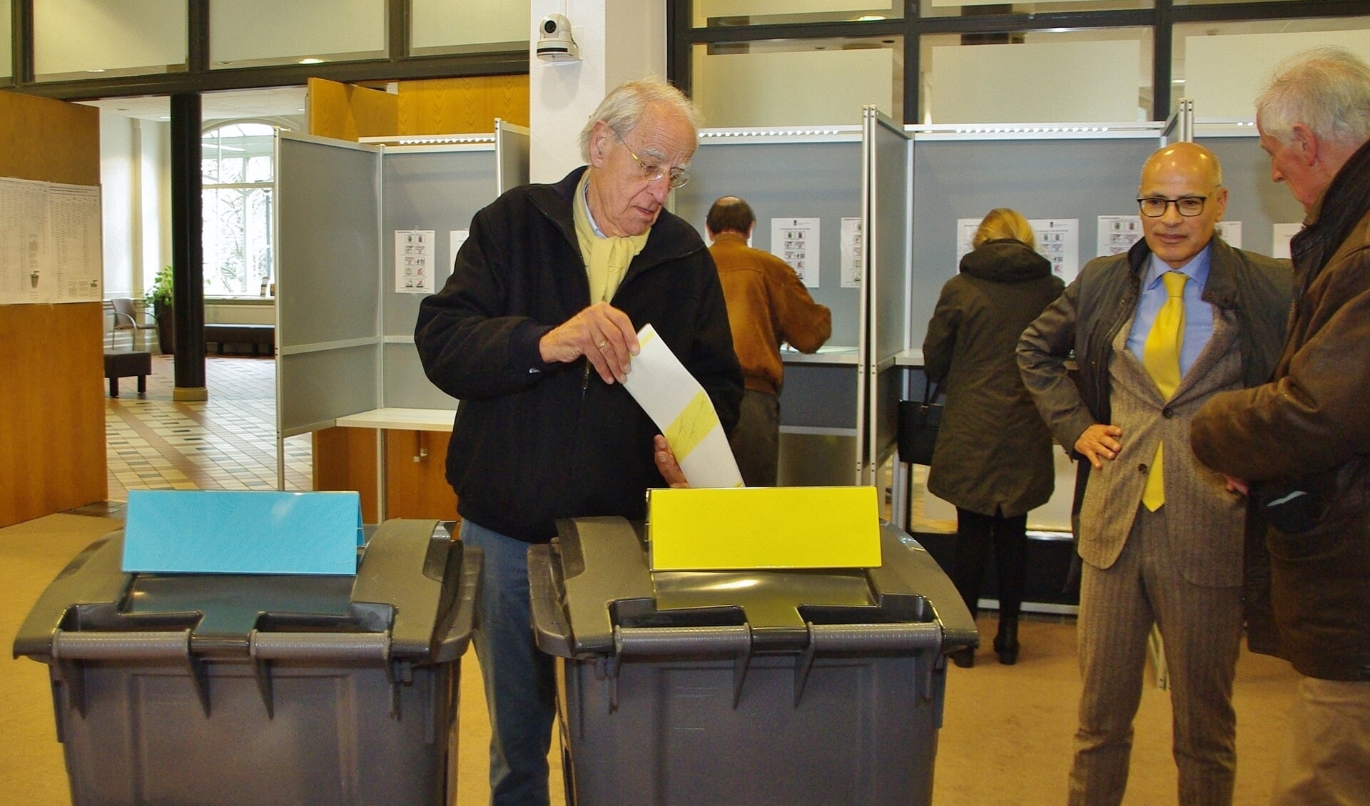 Traditiegetrouw kent de gemeente Oegstgeest een hoge opkomst bij verkiezingen. In het gemeentehuis werd vanmorgen druk gestemd, en kwam burgemeester Jaensch het stembureau een kort bezoek brengen.