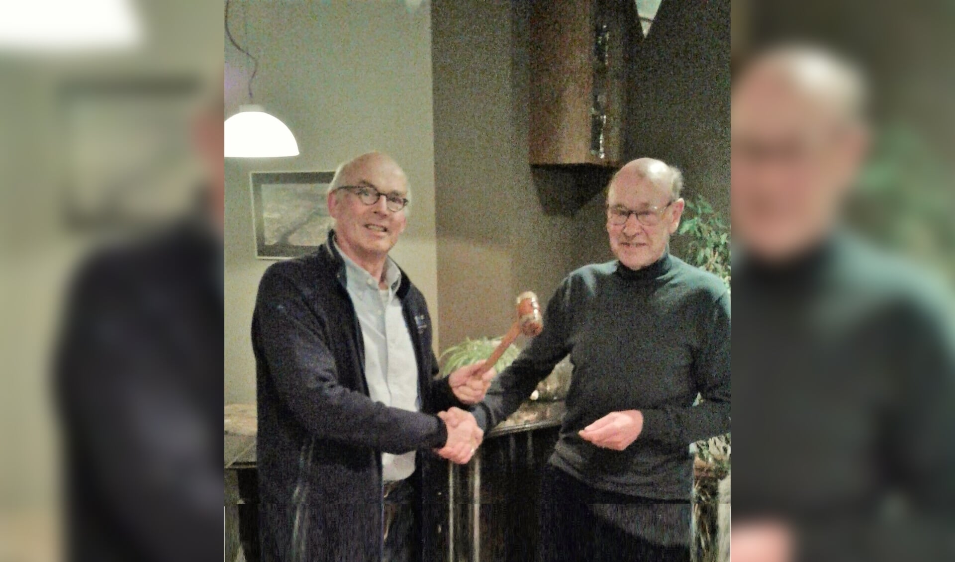 Marius de Jong (links) neemt de voorzittershamer over van Henk Emmerik. | Foto: pr./Cas Juffermans