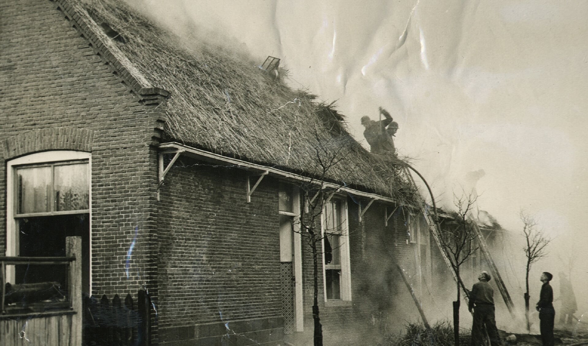 Zes woningen staan in 1949 in brand in de wijk Bijdorp. | Foto: archief SOS