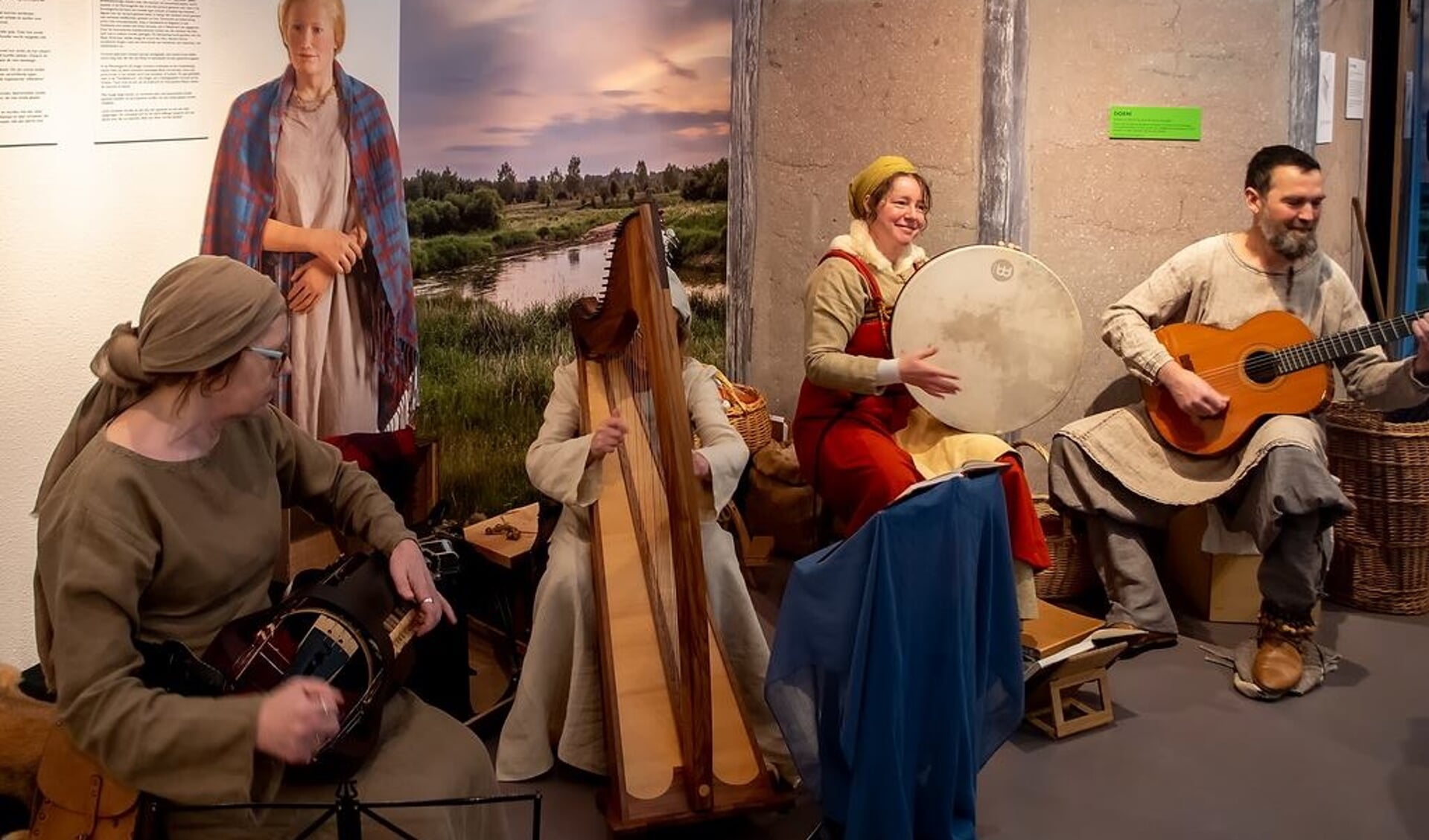 Muziekgroep Anderfolk speelt middeleeuwse muziek bij het nagebouwde Merovingische huisje dat onderdeel is van de tentoonstelling. | Foto: J.P. Kranenburg