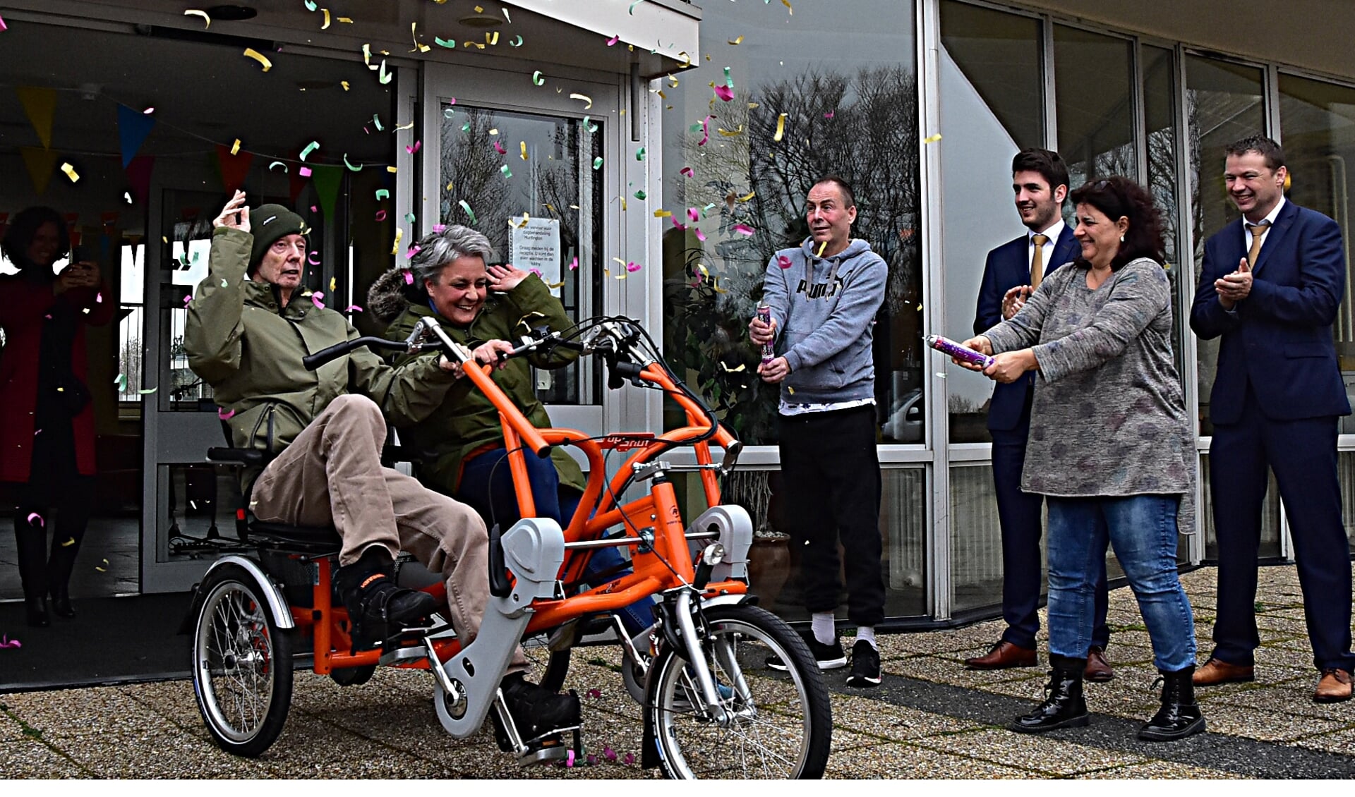 Hans Berkel en zijn begeleidster waren de eersten om de fiets uit te proberen. | Foto: Piet van Kampen