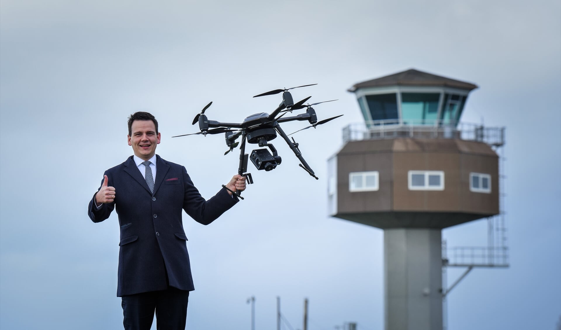 Wethouder Gerard Mostert, op locatie Valkenburg met een drone van Aerialtronics, gevestigd in Unmanned Valley Valkenburg. 