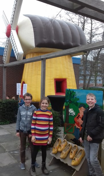 Op het educatieve plein was een toepasselijk springkussen neergezet in de vorm van een molen.