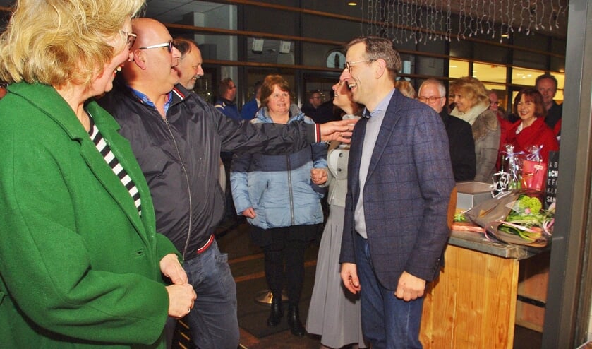 Door onder andere collega-ondernemers werd Hugo van der Meij gefeliciteerd met zijn vernieuwde winkel. | Foto's Willemien Timmers