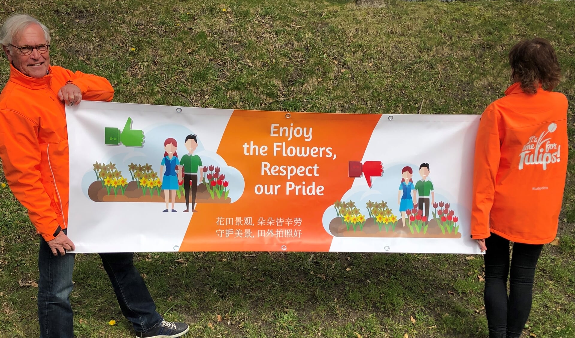 Deze banner vraagt de toeristen om respectvol genieten van de bollenvelden. | Foto: PR