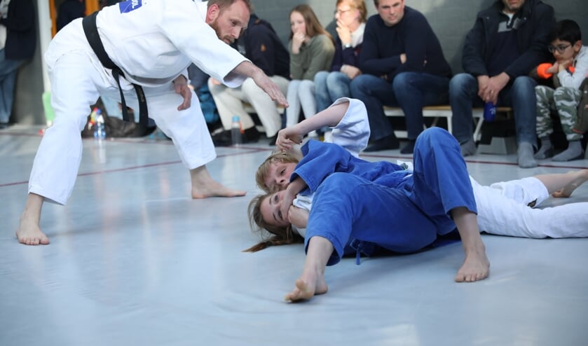 Judoka's in het grondgevecht tijdens het Newazetoernooi bij Kaizen.